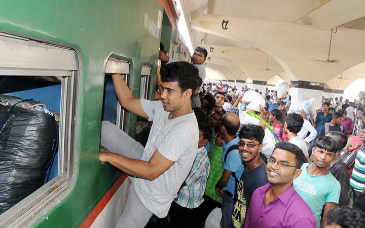 ঈদে বাড়ি ফেরার নির্মল আনন্দ